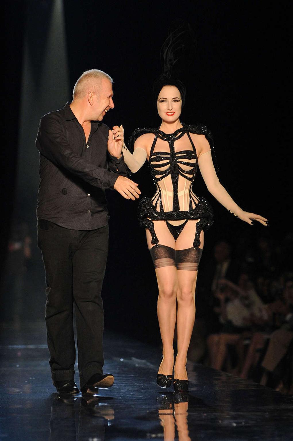 16P Dita Von Teese exposing her ass and posing sexy in stockings