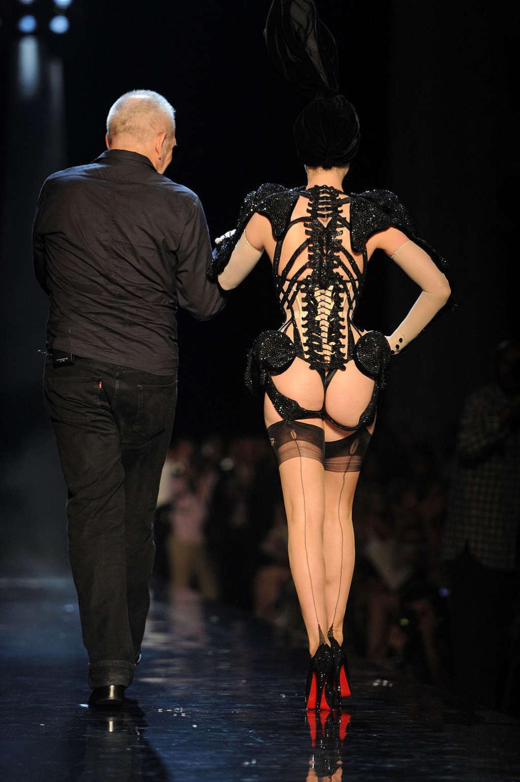 16P Dita Von Teese exposing her ass and posing sexy in stockings