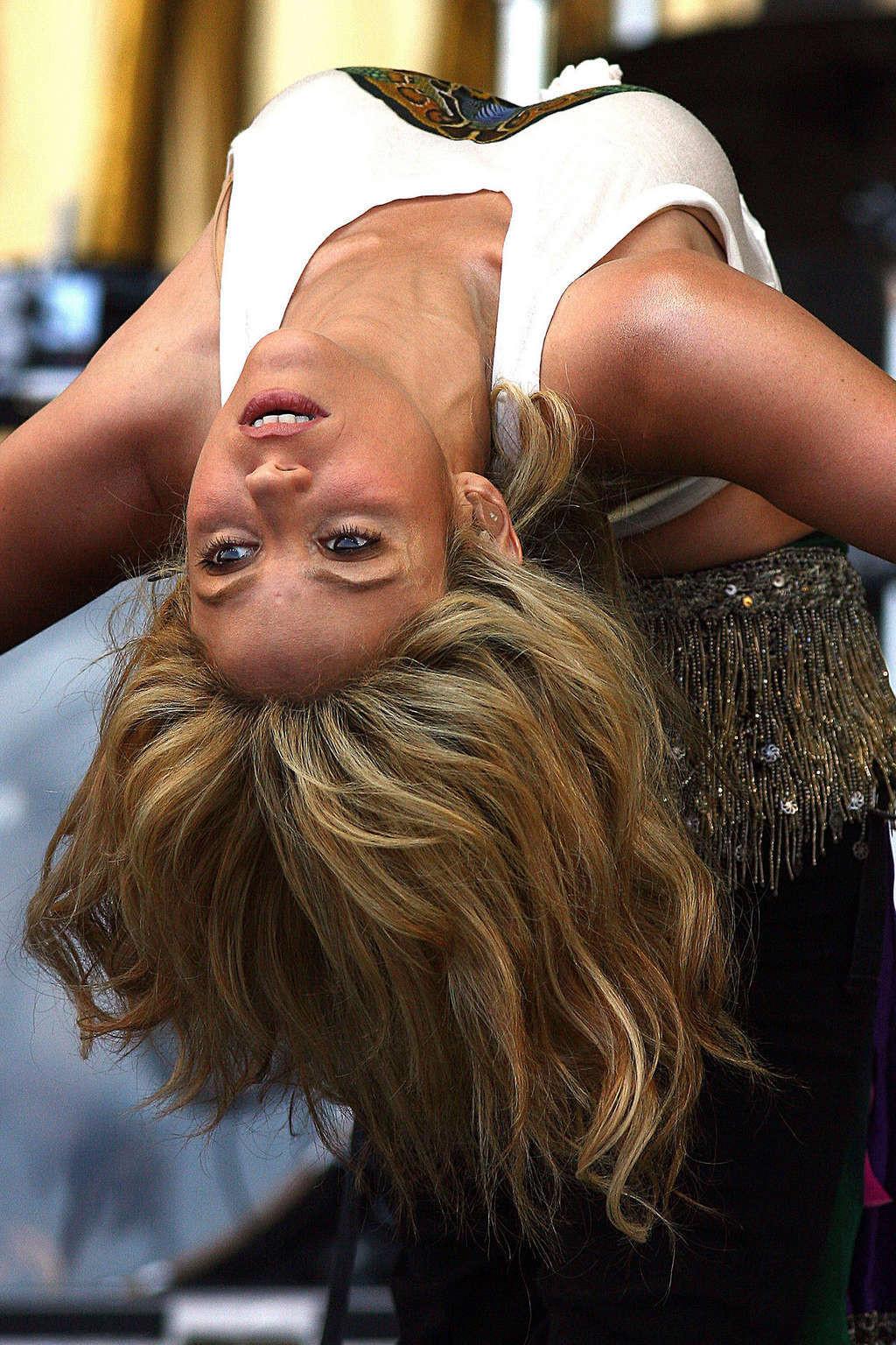 16P Shakira exposing her sexy body and perfect abdominal muscles on stage