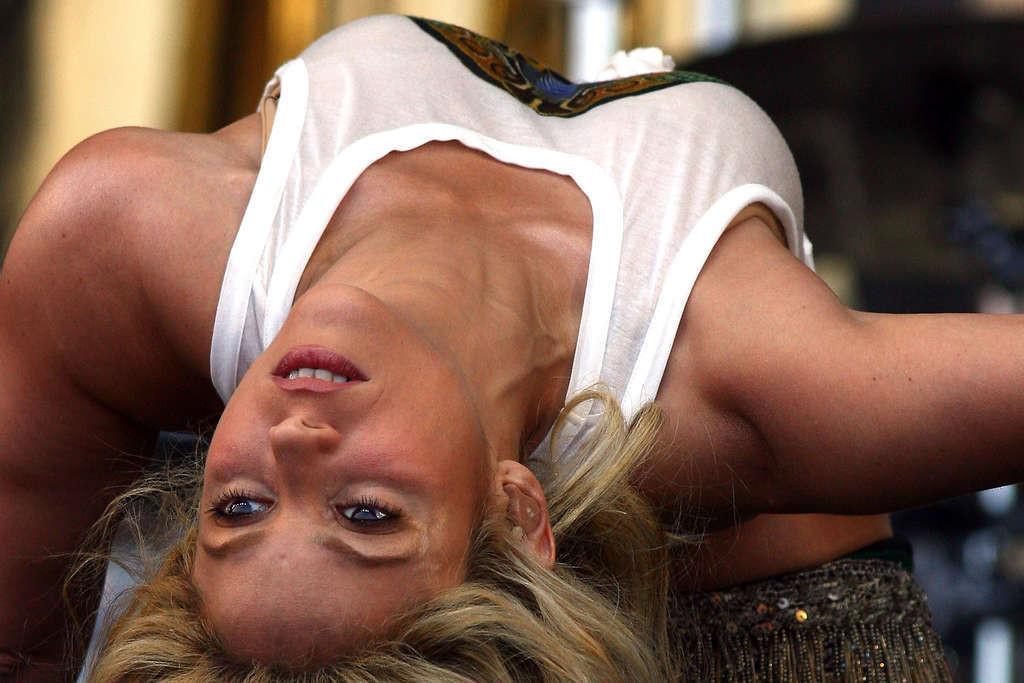16P Shakira exposing her sexy body and perfect abdominal muscles on stage