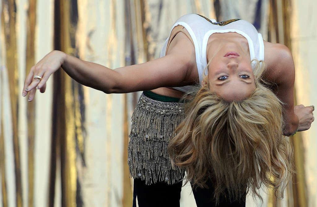 16P Shakira exposing her sexy body and perfect abdominal muscles on stage