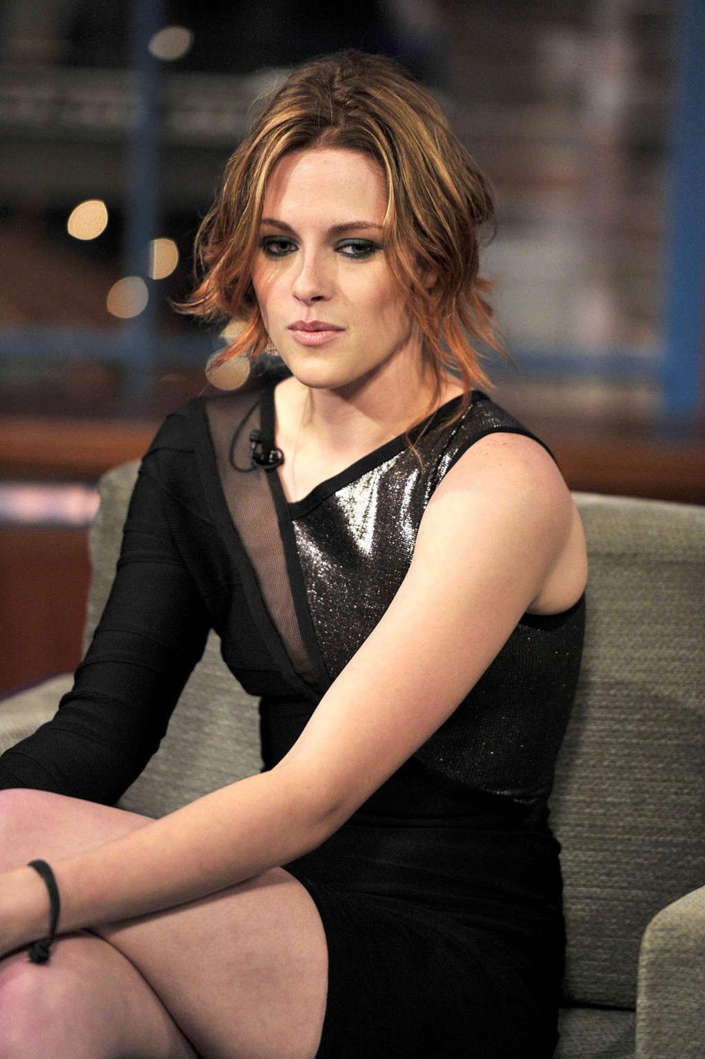 16P Kristen Stewart very leggy with crossed legs in mini skirt