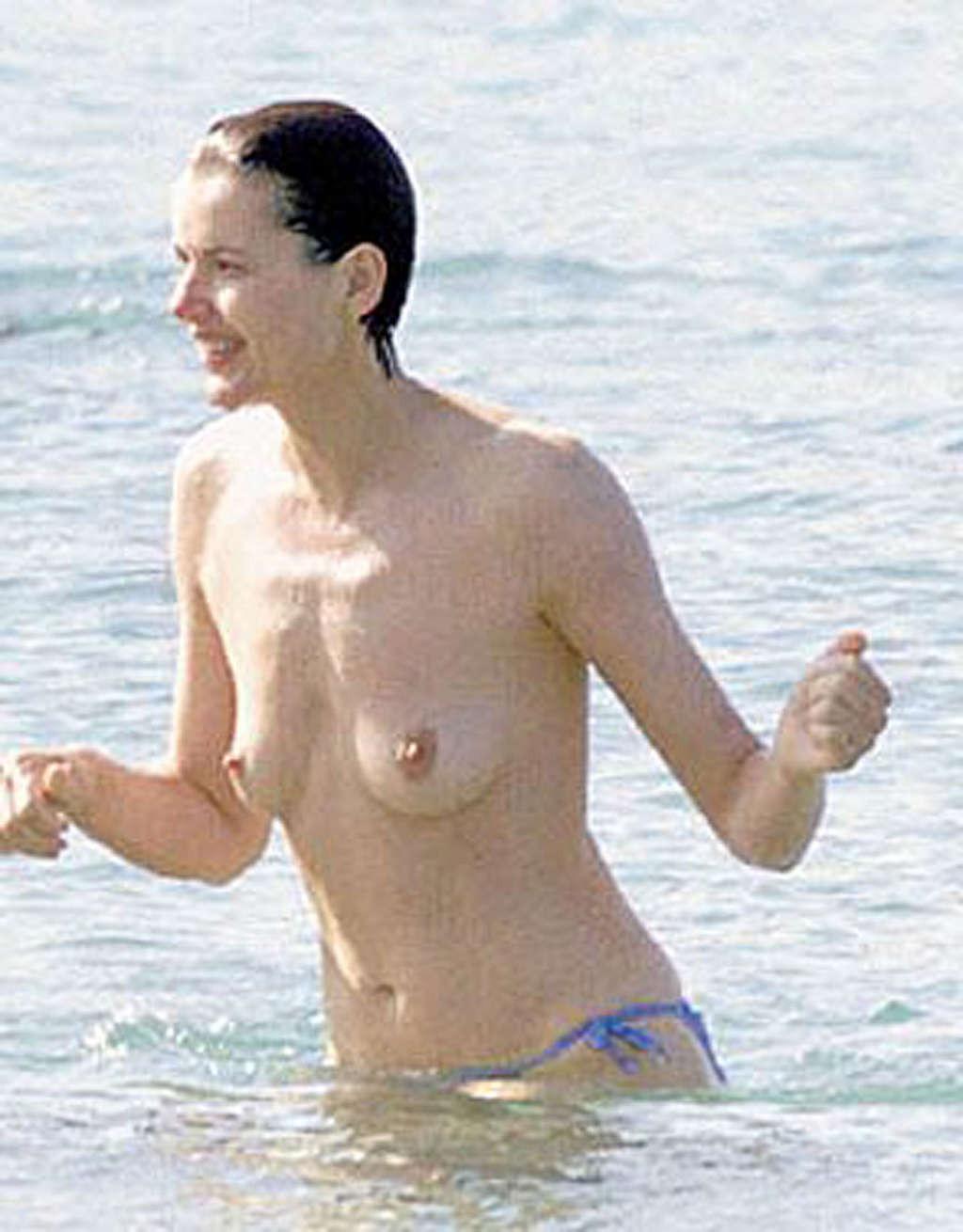 16P Geena Davis reveals her pussy and her nice small boobs
