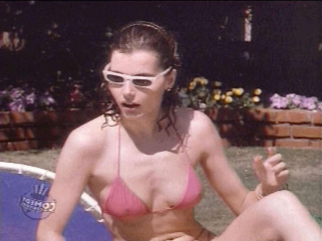 16P Geena Davis reveals her pussy and her nice small boobs