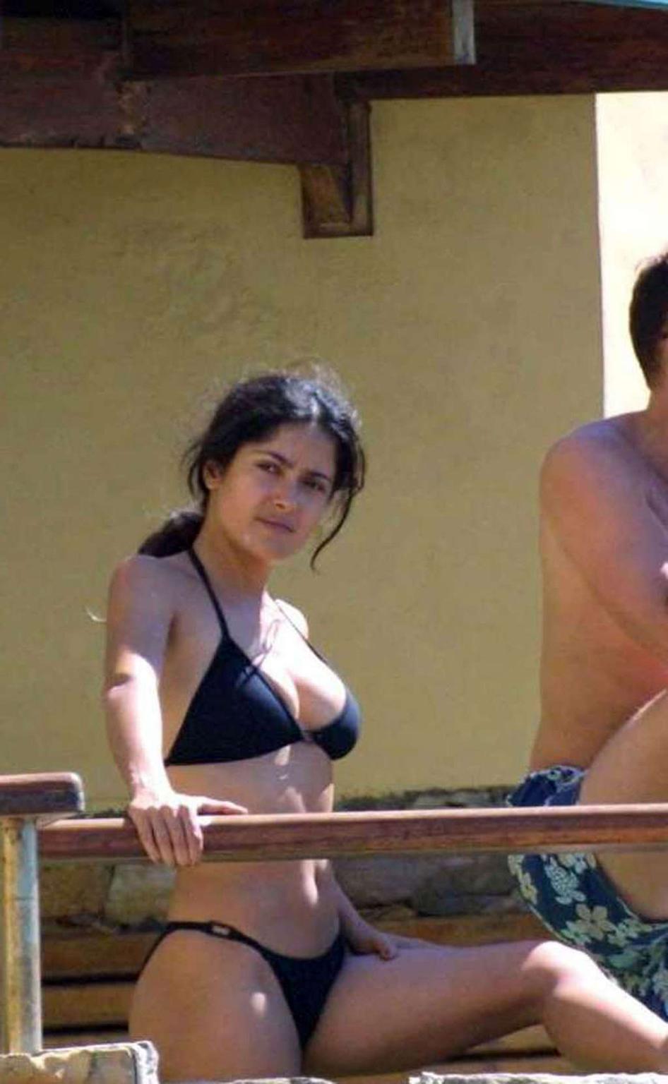 16P Salma Hayek exposing her great body in bikini and showing her huge tits