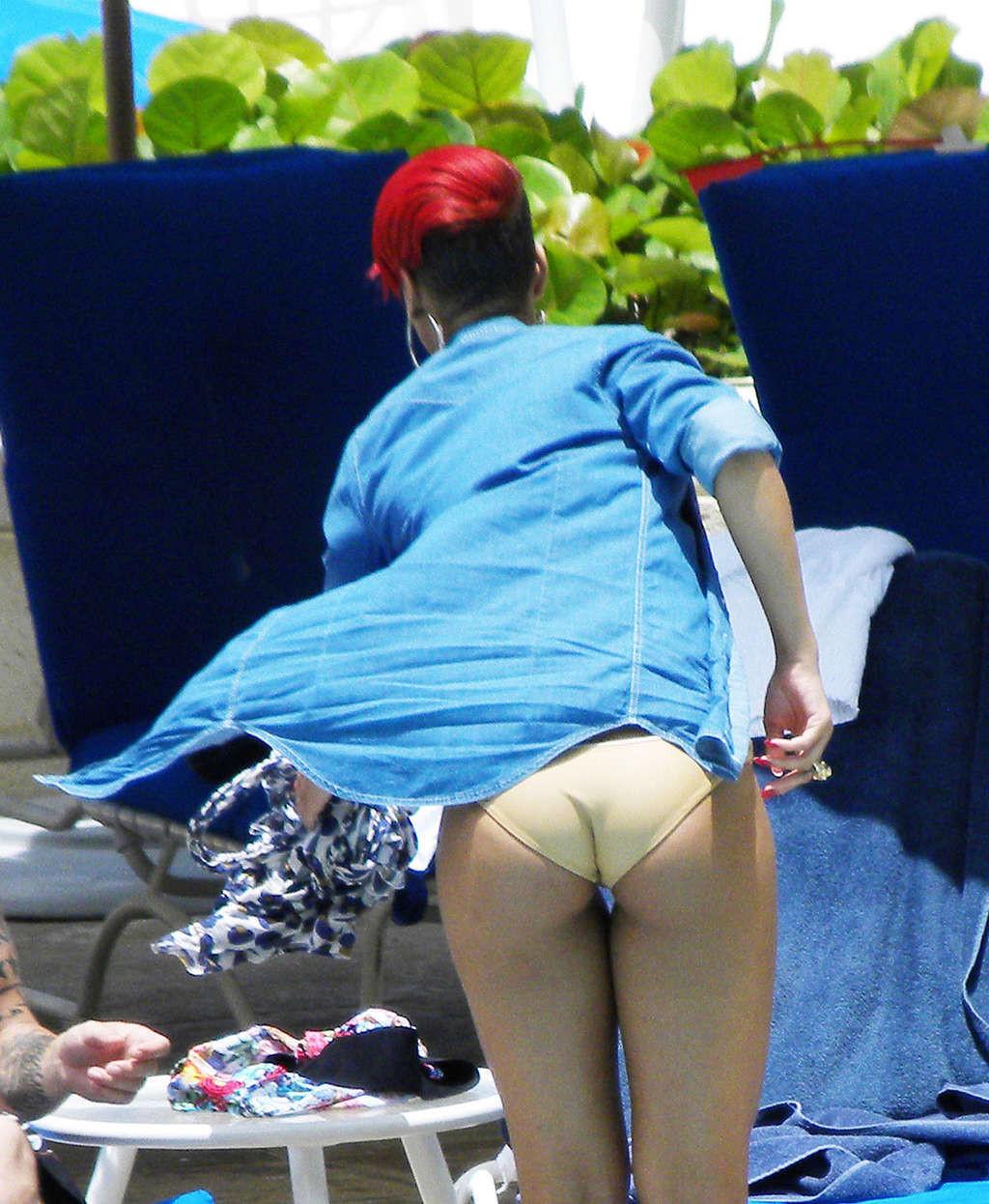 16P Rihanna exposing her fucking sexy body and hot ass in bikini on pool
