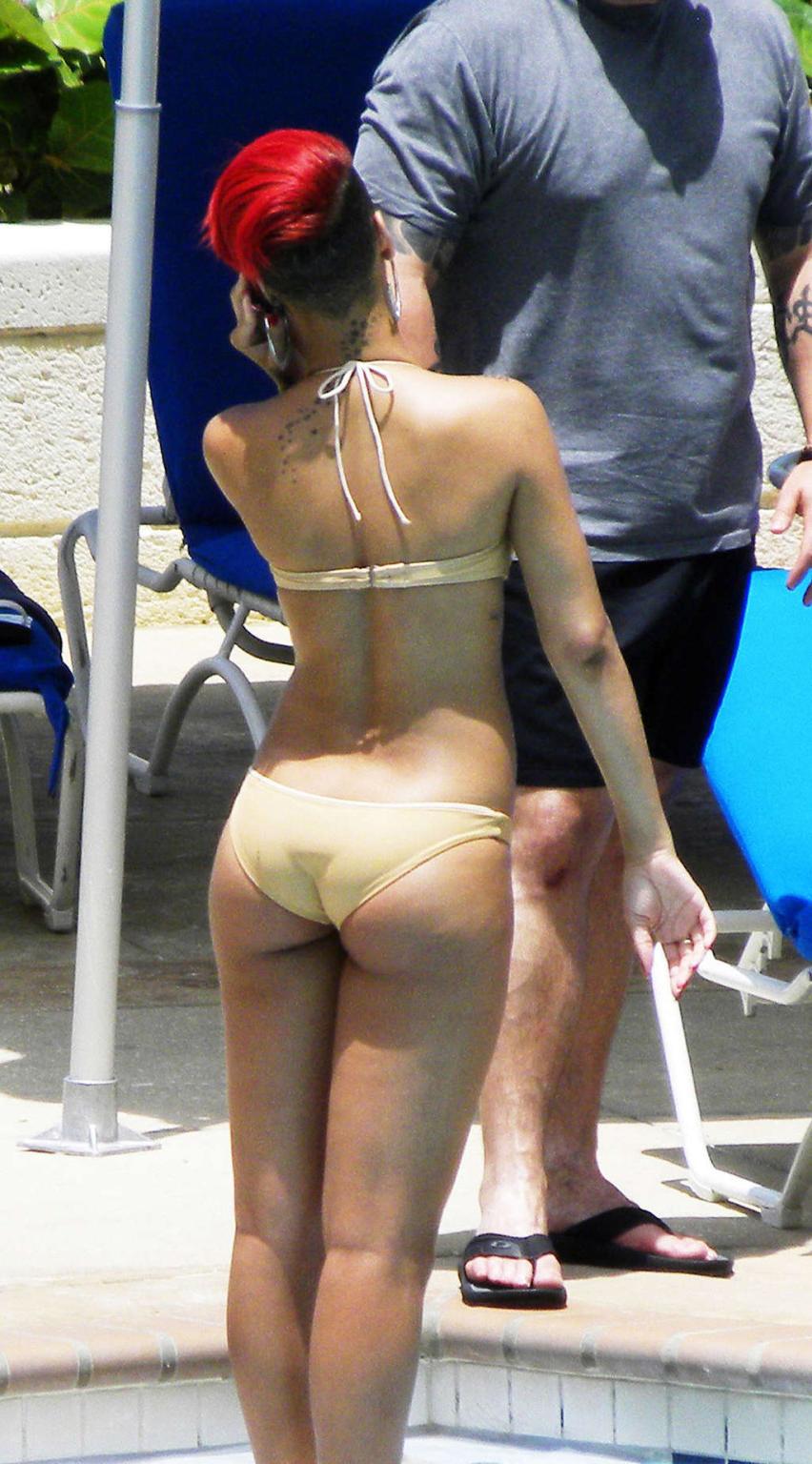 16P Rihanna exposing her fucking sexy body and hot ass in bikini on pool