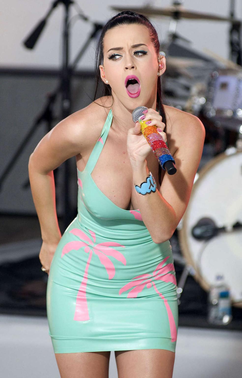 16P Katy Perry exposing her fucking sexy body and hot pussy under skirt