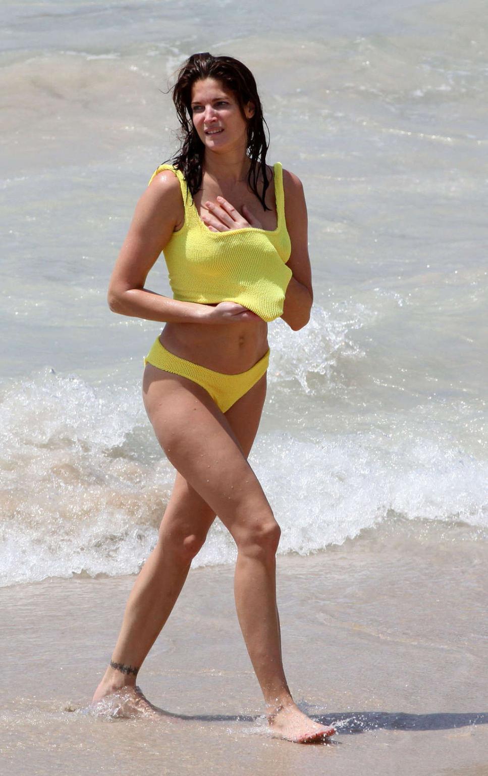 10P Stephanie Seymour showing her nice big tits and nipple slip