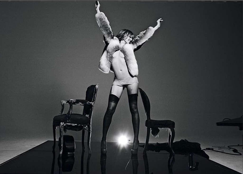 16P Heidi Klum exposing her nice tits and posing in lingerie and bikini