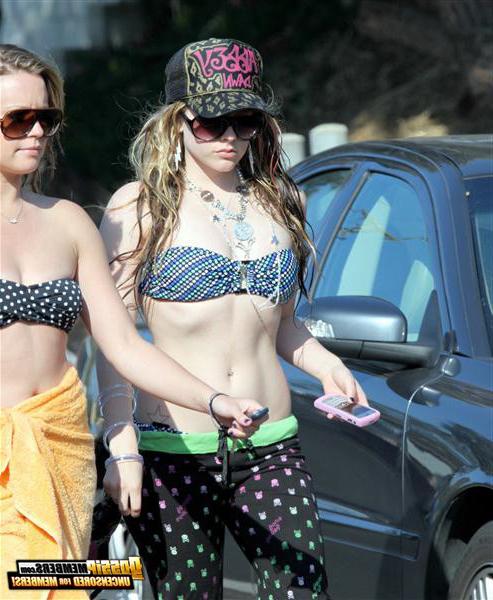 15P Avril Lavigne reveals herself nude and getting nasty