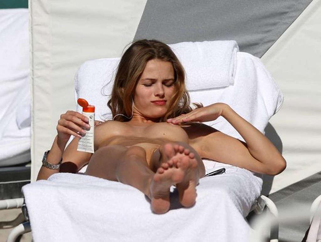 10P Edita Vilkeviciute exposing her nice big tits and great ass on beach nude papara