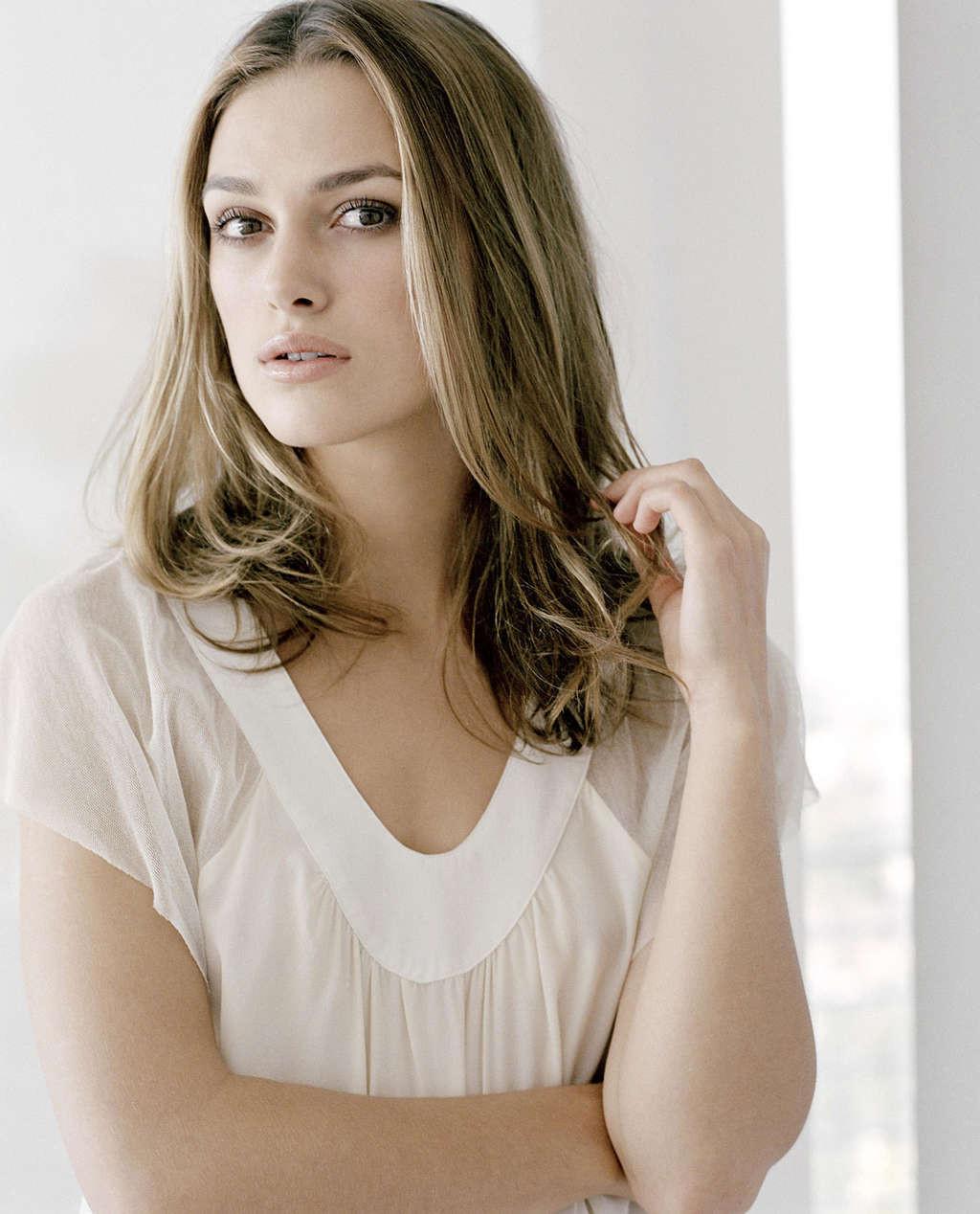 9P Keira Knightley exposing her nice tits in movie and posing sexy