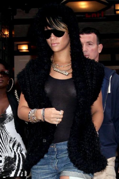 16P Sexy singer Rihanna nude see through boobs