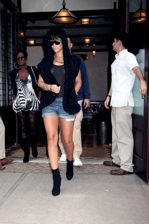 16P Sexy singer Rihanna nude see through boobs