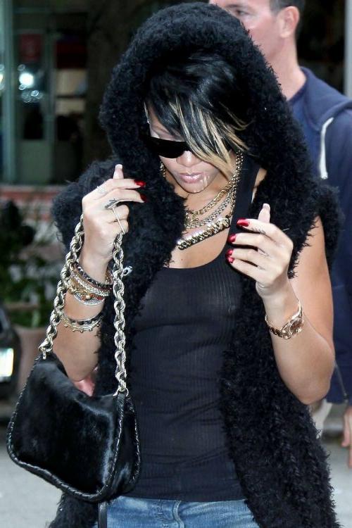 16P Sexy singer Rihanna nude see through boobs