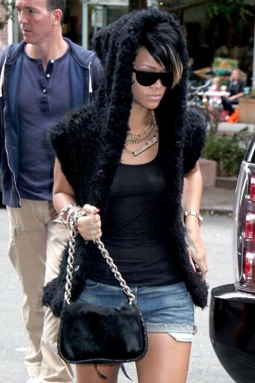 16P Sexy singer Rihanna nude see through boobs