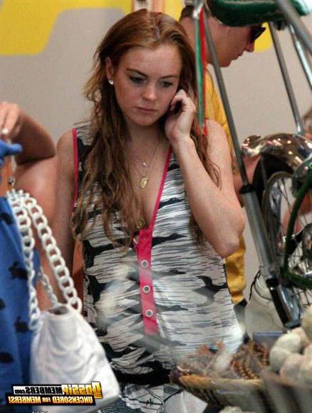 15P A revealing collection of Lindsay Lohan photos