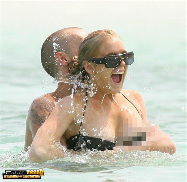 15P A revealing collection of Lindsay Lohan photos