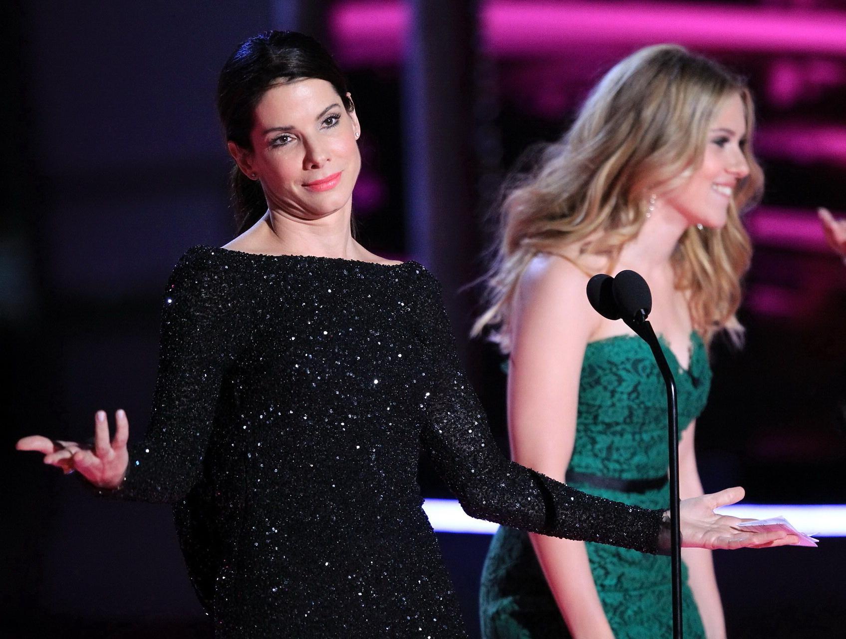 16P Sandra Bullock making out with Scarlett Johansson at MTV Movie Awards