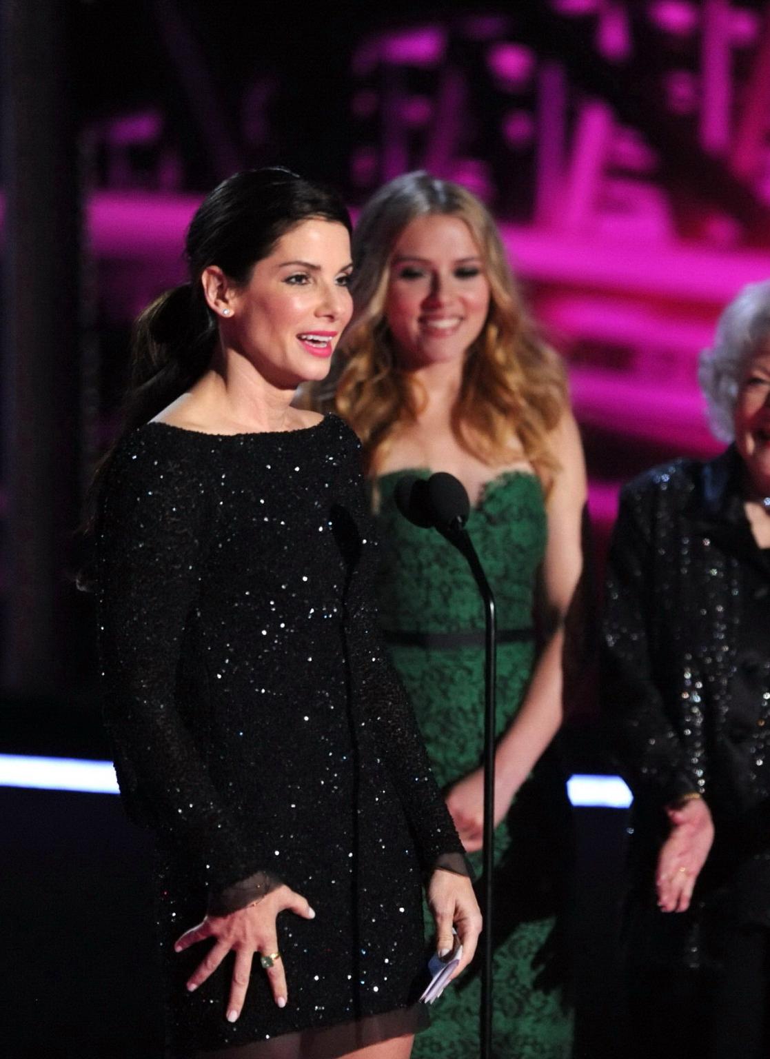 16P Sandra Bullock making out with Scarlett Johansson at MTV Movie Awards
