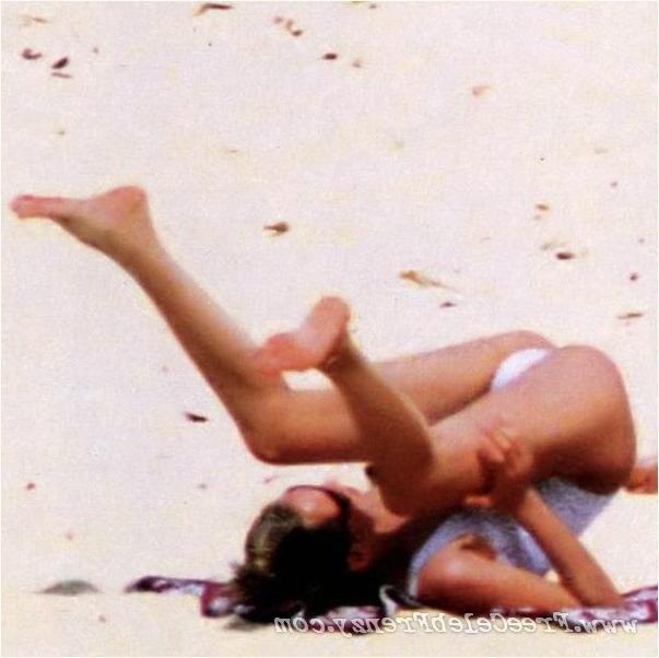 15P tall and slender actress Uma Turman beach nudes