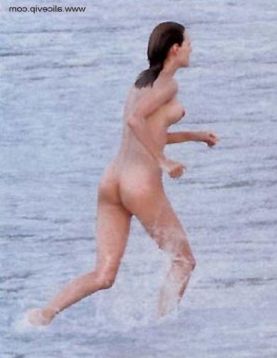 15P tall and slender actress Uma Turman beach nudes