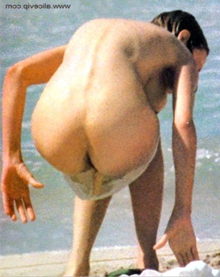 15P tall and slender actress Uma Turman beach nudes