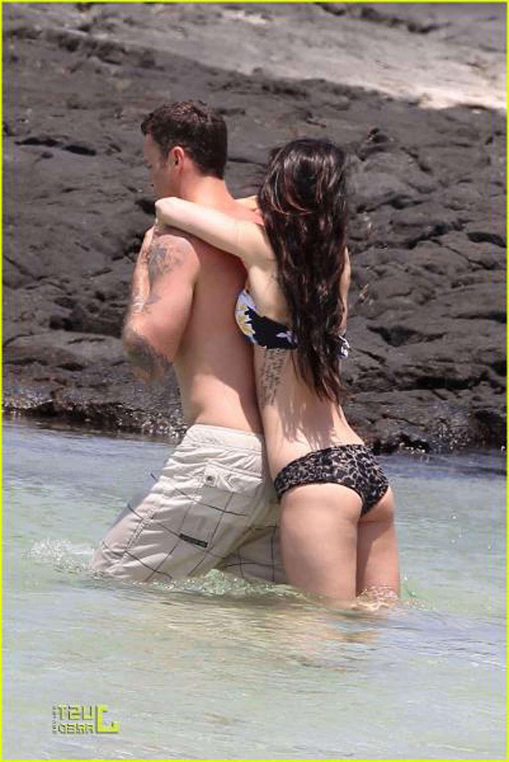 16P Megan Fox enjoying on beach with her boyfriend and showing sexy body in bikini