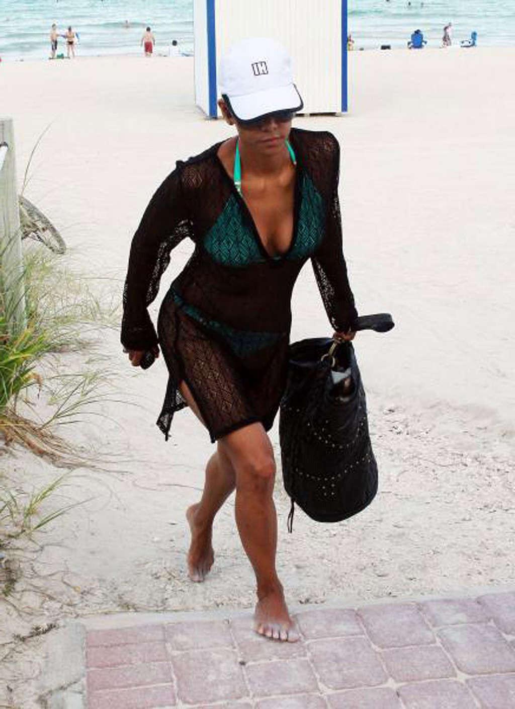 16P Halle Berry exposing her fucking sexy body and hot ass in bikini on beach