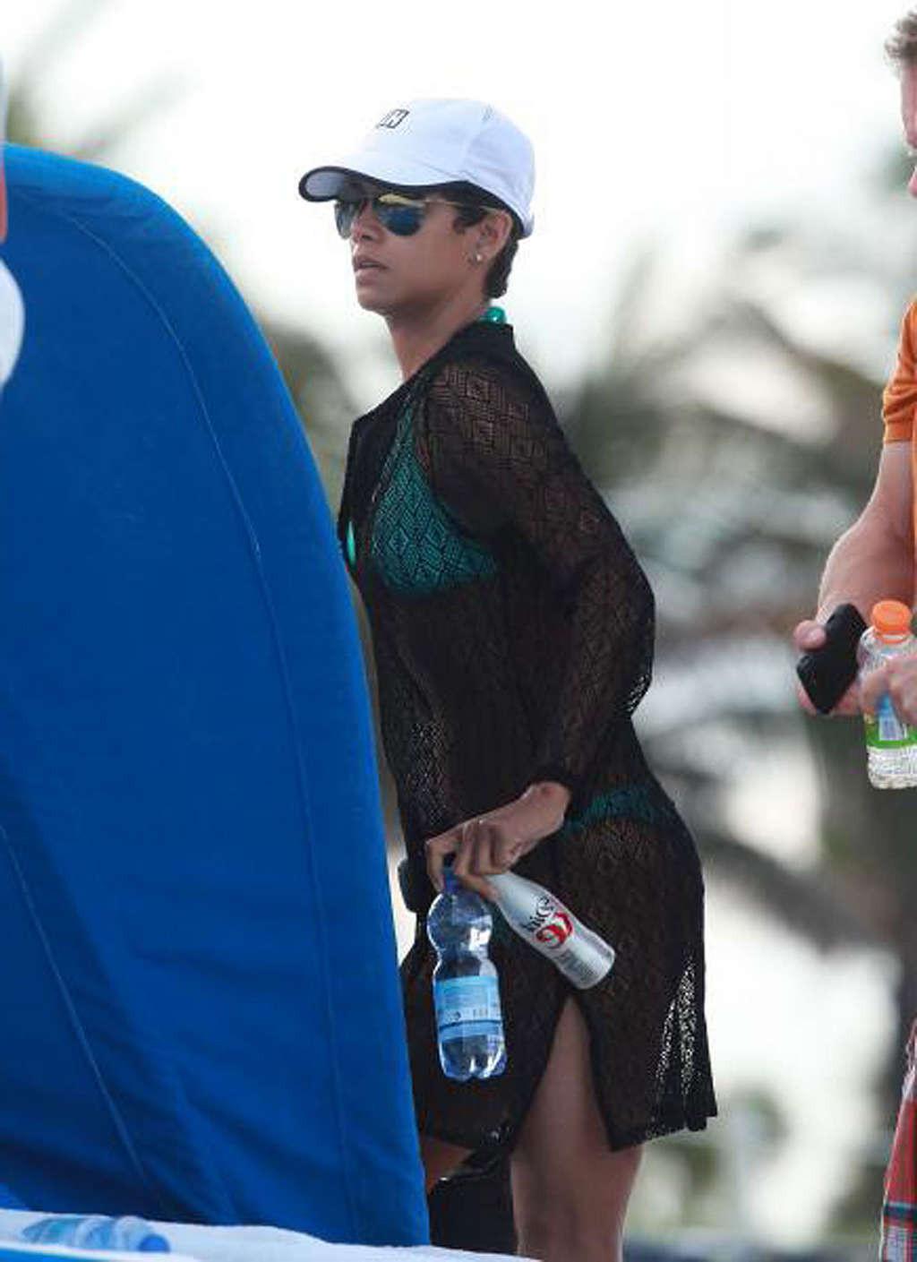 16P Halle Berry exposing her fucking sexy body and hot ass in bikini on beach