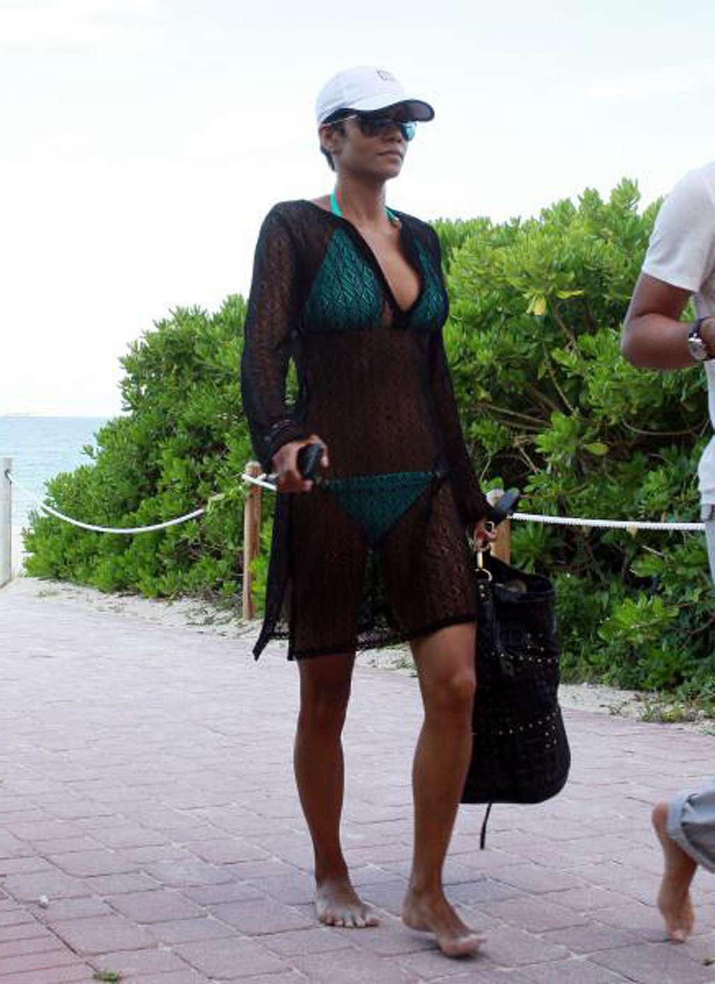 16P Halle Berry exposing her fucking sexy body and hot ass in bikini on beach