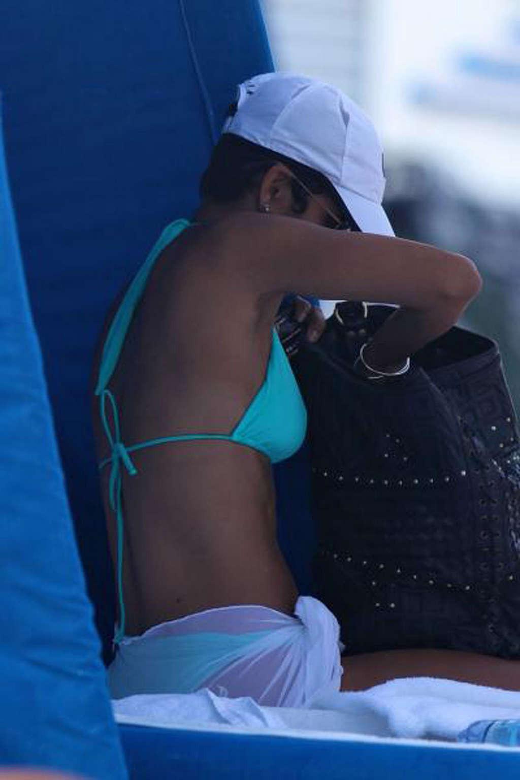 16P Halle Berry exposing her fucking sexy body and hot ass in bikini on beach