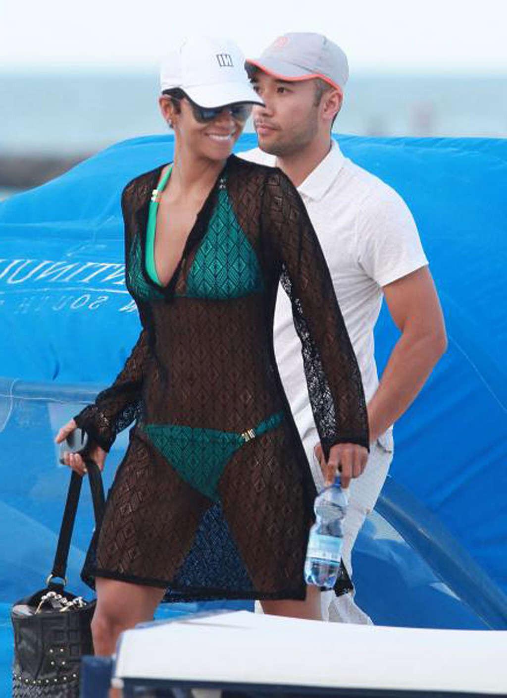 16P Halle Berry exposing her fucking sexy body and hot ass in bikini on beach