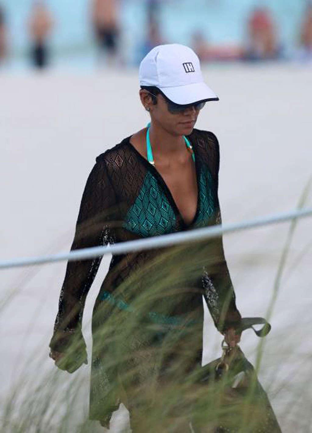 16P Halle Berry exposing her fucking sexy body and hot ass in bikini on beach