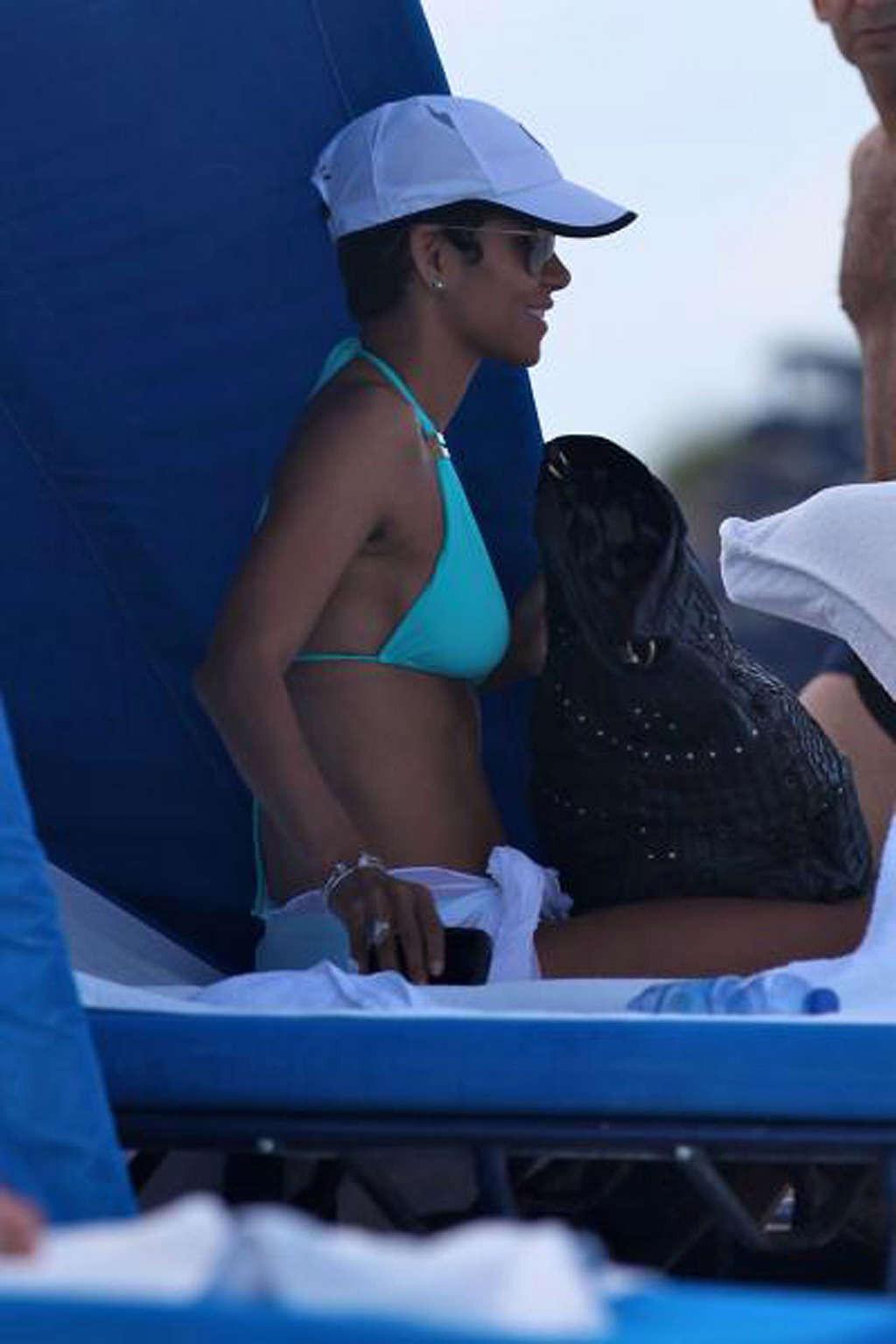 16P Halle Berry exposing her fucking sexy body and hot ass in bikini on beach