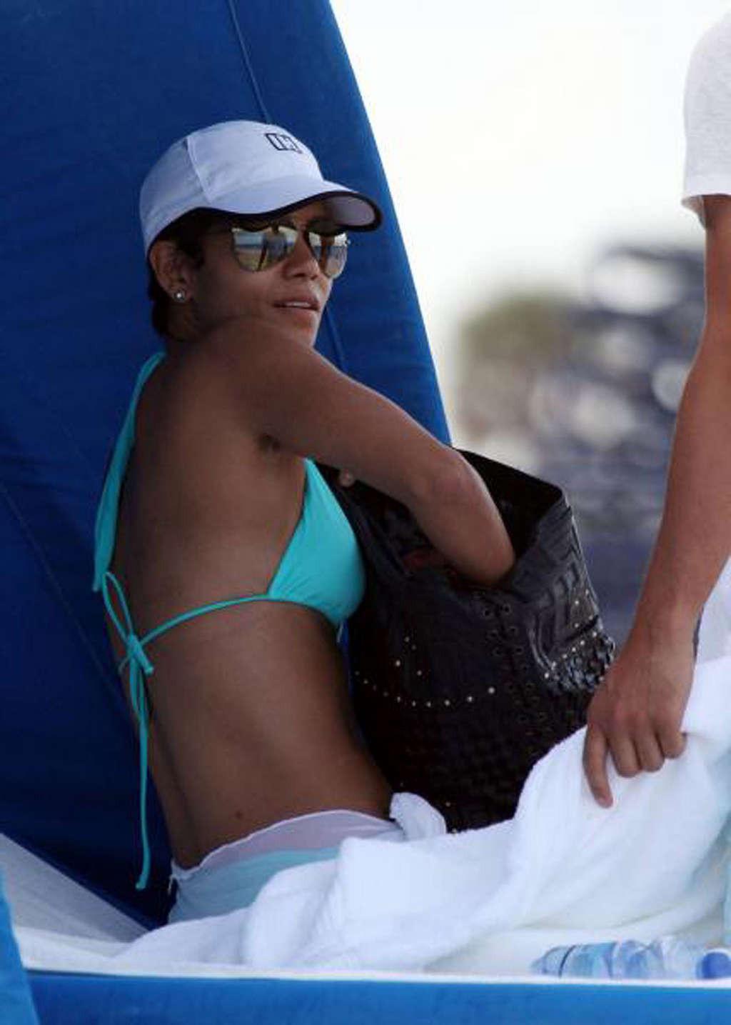 16P Halle Berry exposing her fucking sexy body and hot ass in bikini on beach