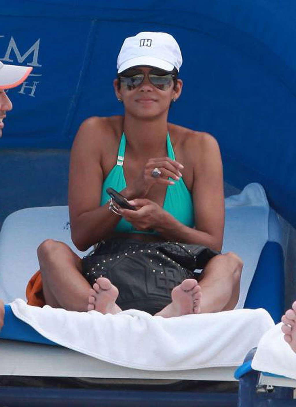 16P Halle Berry exposing her fucking sexy body and hot ass in bikini on beach