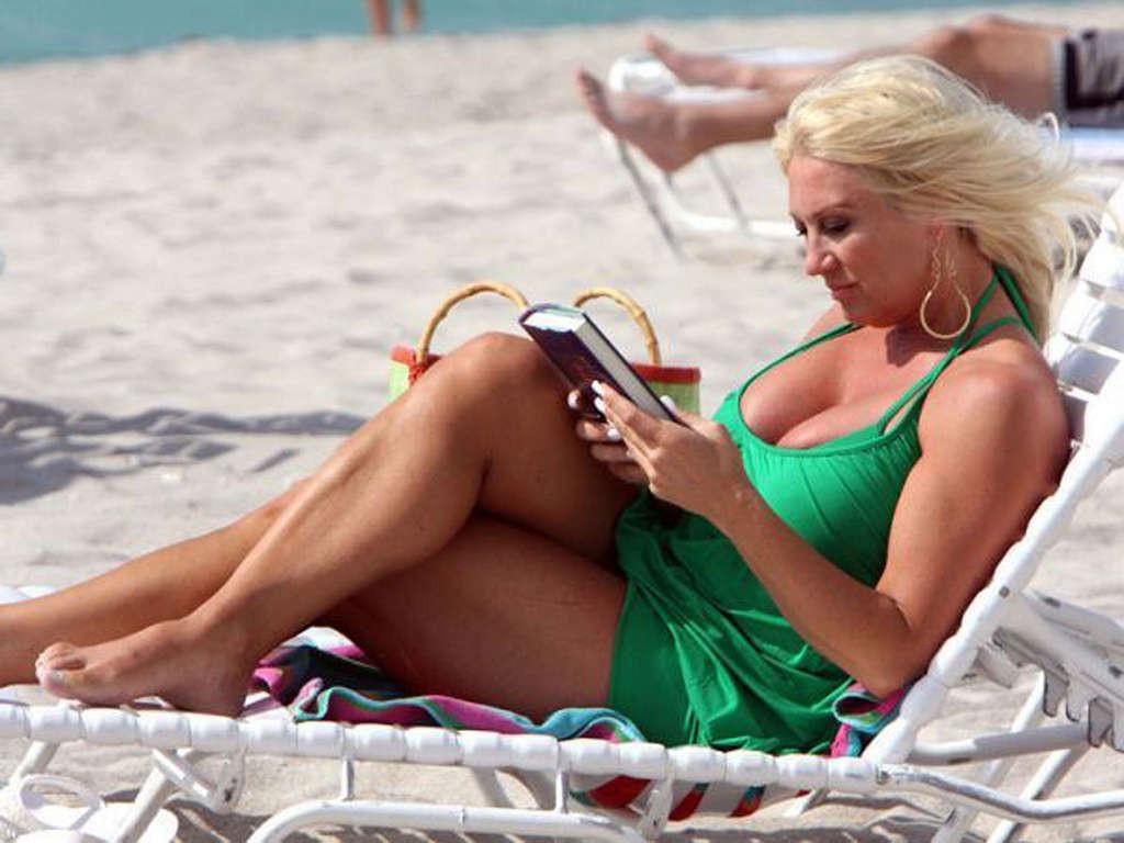 16P Busty Linda Hogan looking very sexy in bikini paparazzi shoots