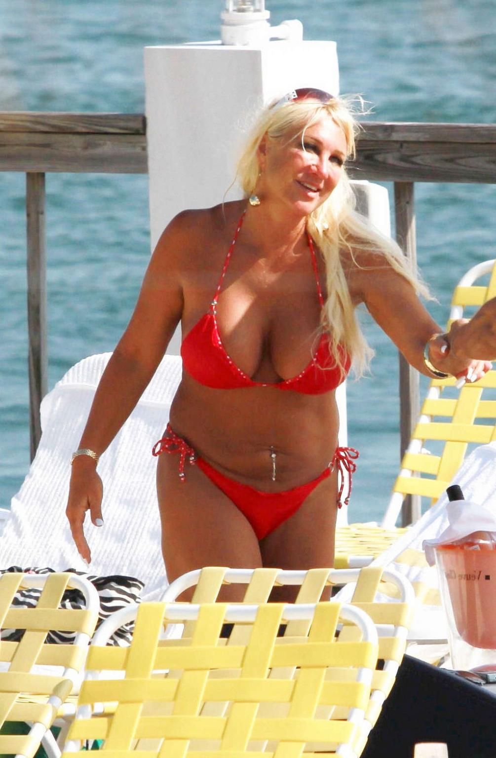 16P Busty Linda Hogan looking very sexy in bikini paparazzi shoots