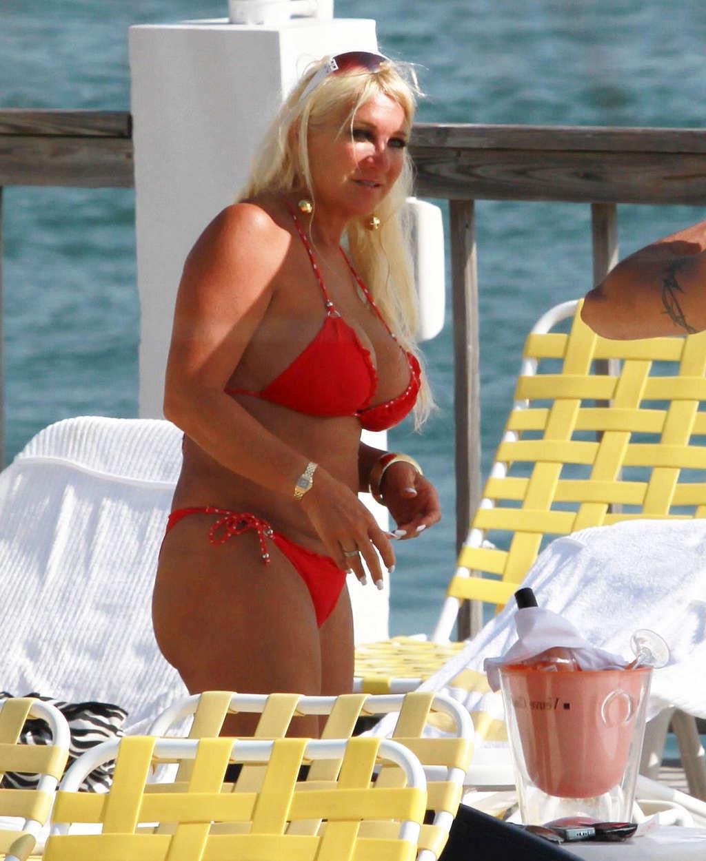 16P Busty Linda Hogan looking very sexy in bikini paparazzi shoots