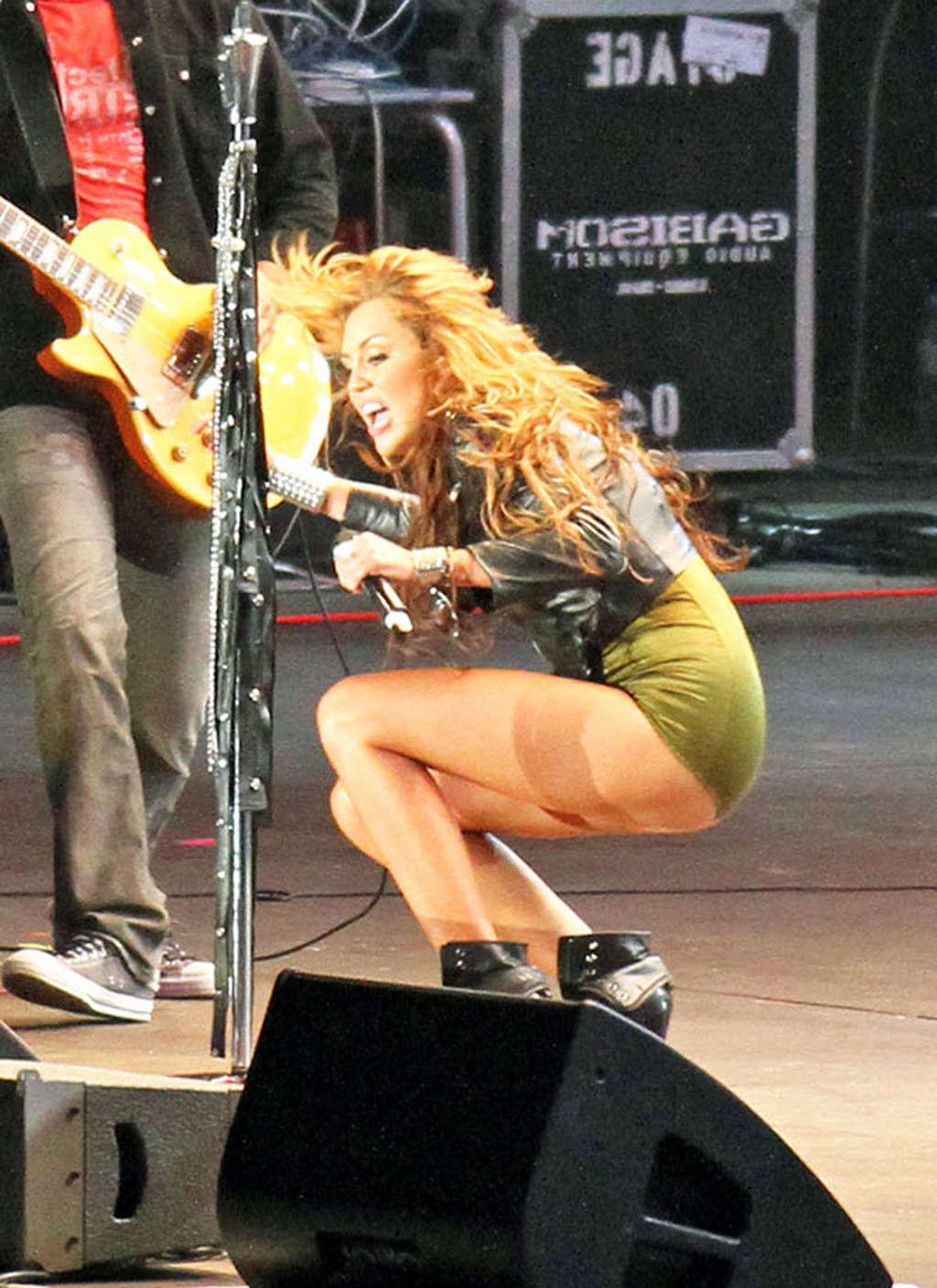 16P Miley Cyrus exposing her fucking sexy body and hot ass on stage