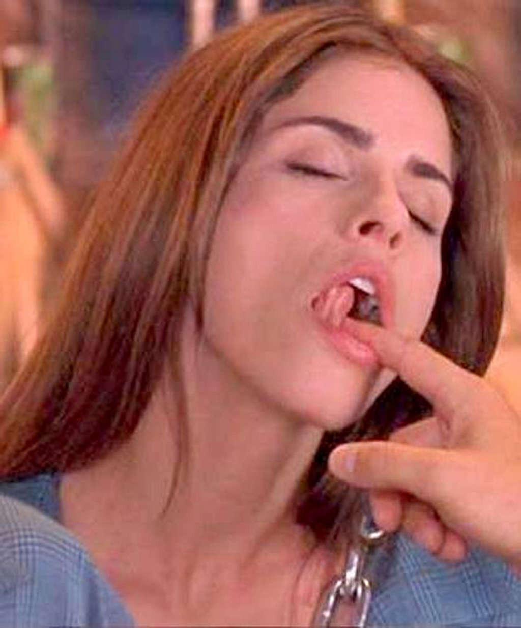 10P Amanda Peet exposing her nice big tits in movie and posing very sexy