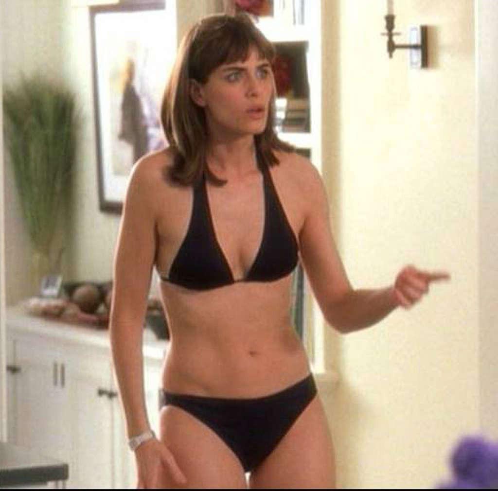 10P Amanda Peet exposing her nice big tits in movie and posing very sexy