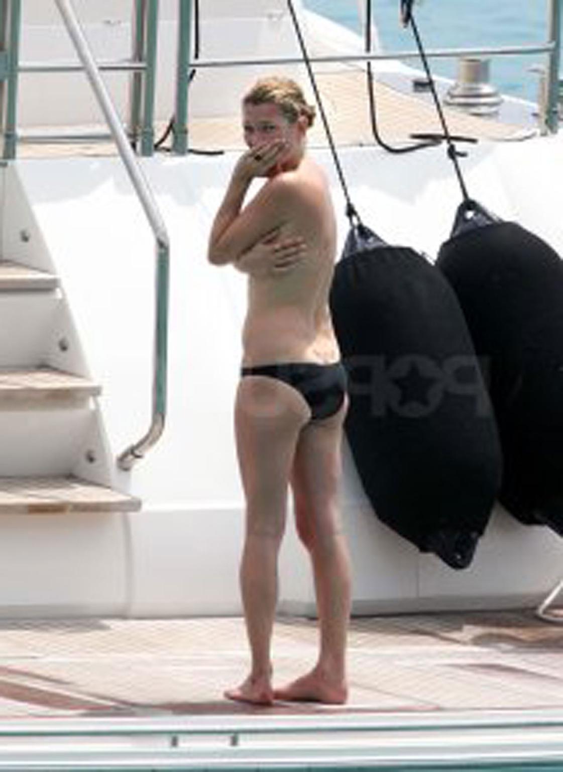 16P Kate Moss enjoying with her boyfriend on yacht in topless paparazzi photos