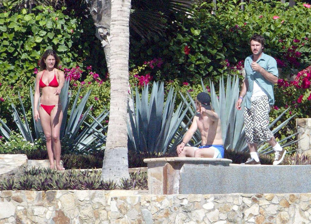 16P Jennifer Aniston exposing her fucking sexy body and hot ass in bikini