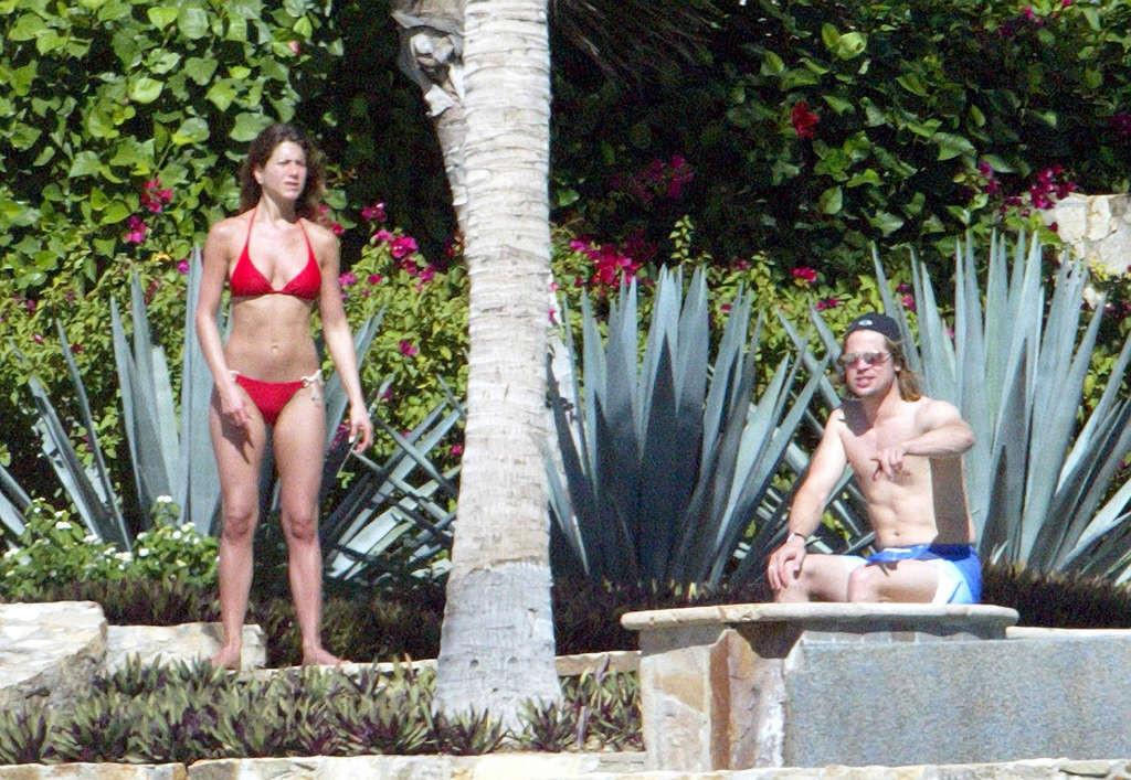 16P Jennifer Aniston exposing her fucking sexy body and hot ass in bikini