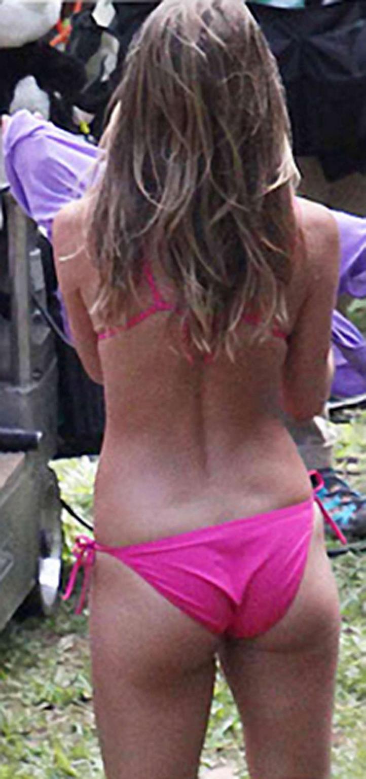 16P Jennifer Aniston exposing her fucking sexy body and hot ass in bikini