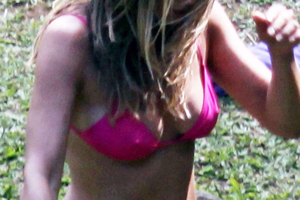 16P Jennifer Aniston exposing her fucking sexy body and hot ass in bikini