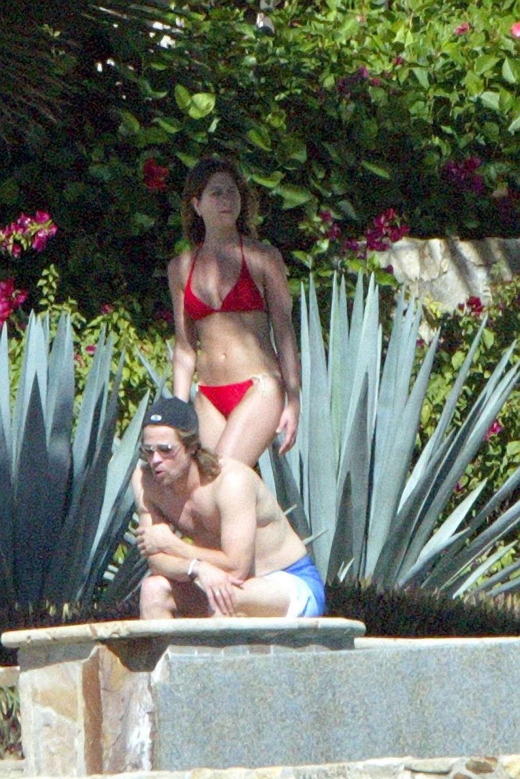 16P Jennifer Aniston exposing her fucking sexy body and hot ass in bikini